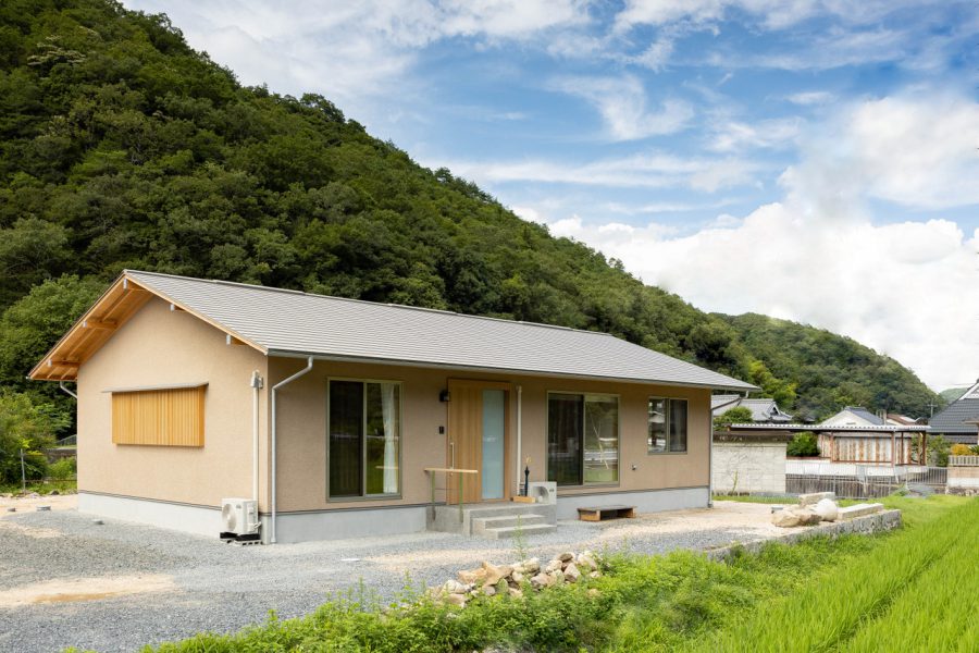 深い軒の小さな平屋 福富建設