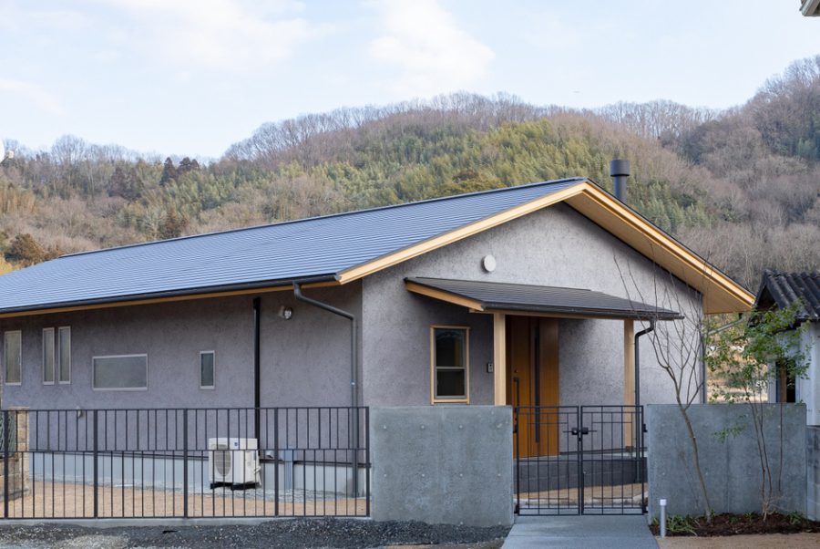 薪ストーブと土間のある平屋