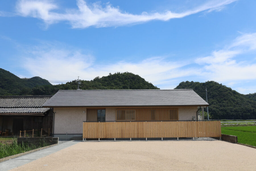 瓦屋根の平屋