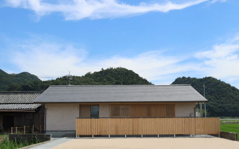 瓦屋根の平屋